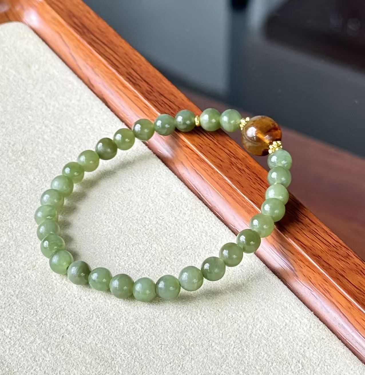 和田玉苹果绿6mm手链搭配琥珀路路通
