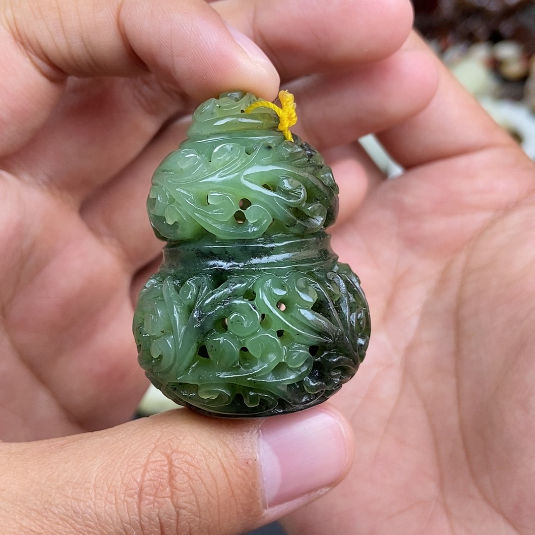 和田玉未镶嵌把件