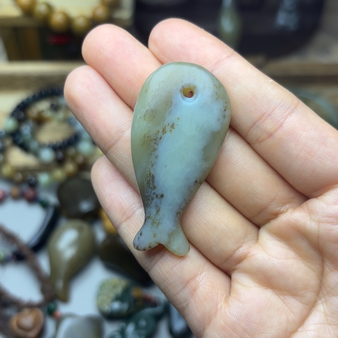 大***糖和田玉（青玉）未镶嵌颈饰