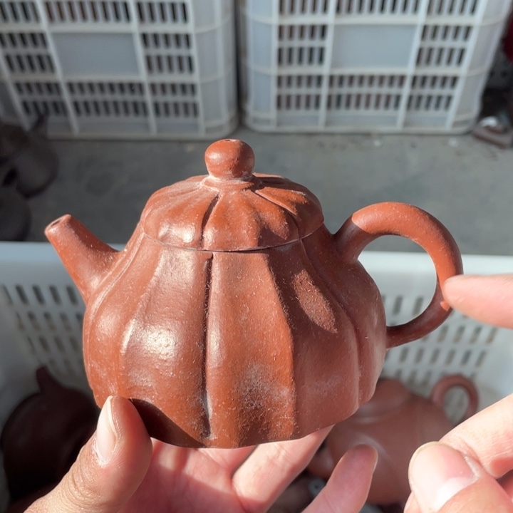 老厂紫砂壶一件。
