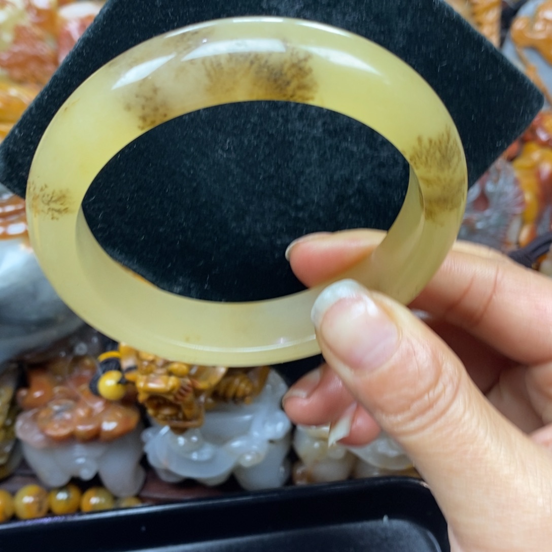未镶嵌石英质玉（黄龙玉）颈饰