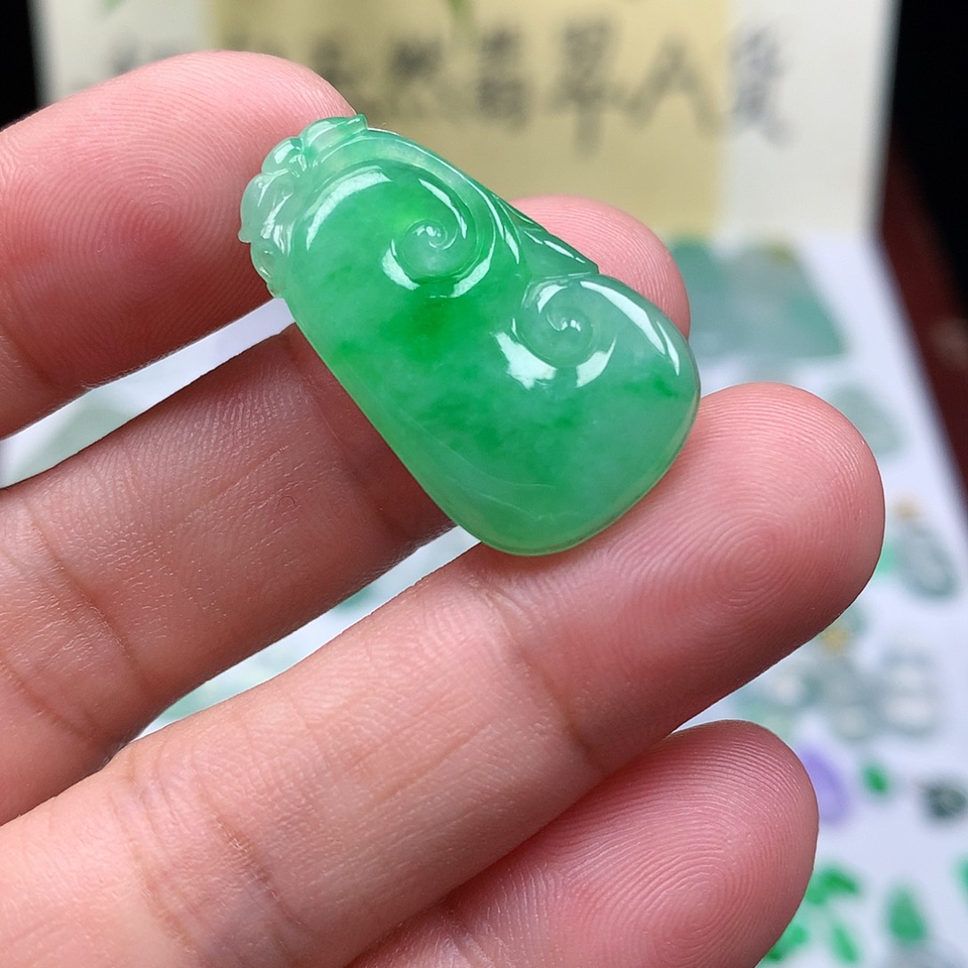 翡翠裸石缅甸天然A货翡翠阳绿如意