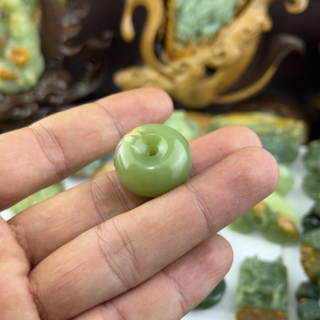 岫岩河磨玉（透闪石质玉）挂坠未镶嵌
