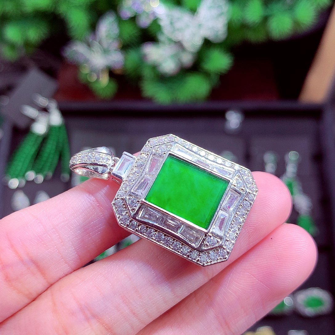 颈饰未镶嵌翡翠天然