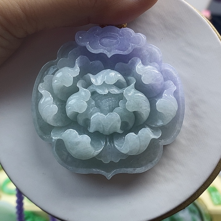 翡翠吊坠(赠链)未镶嵌翡翠雕刻立体牡丹花吊坠