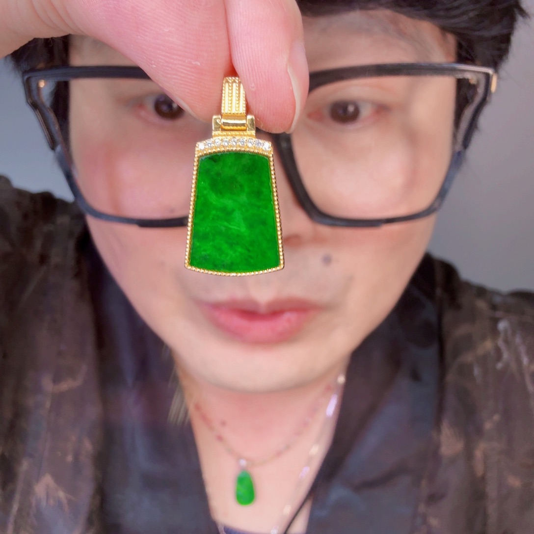 翡翠未镶嵌颈饰一件