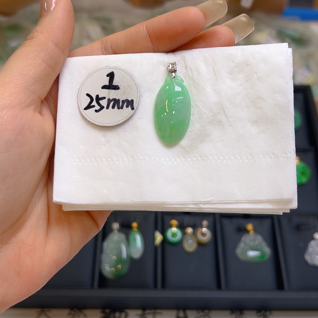 翡翠颈饰18K金镶嵌翡翠