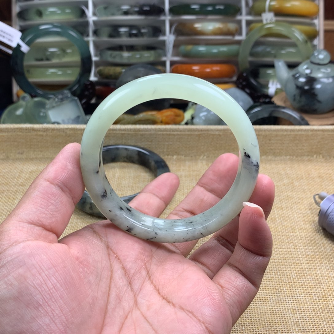 蛇纹石玉手镯未镶嵌文*