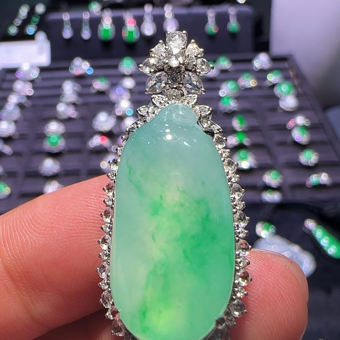 翡翠18K金镶嵌颈饰