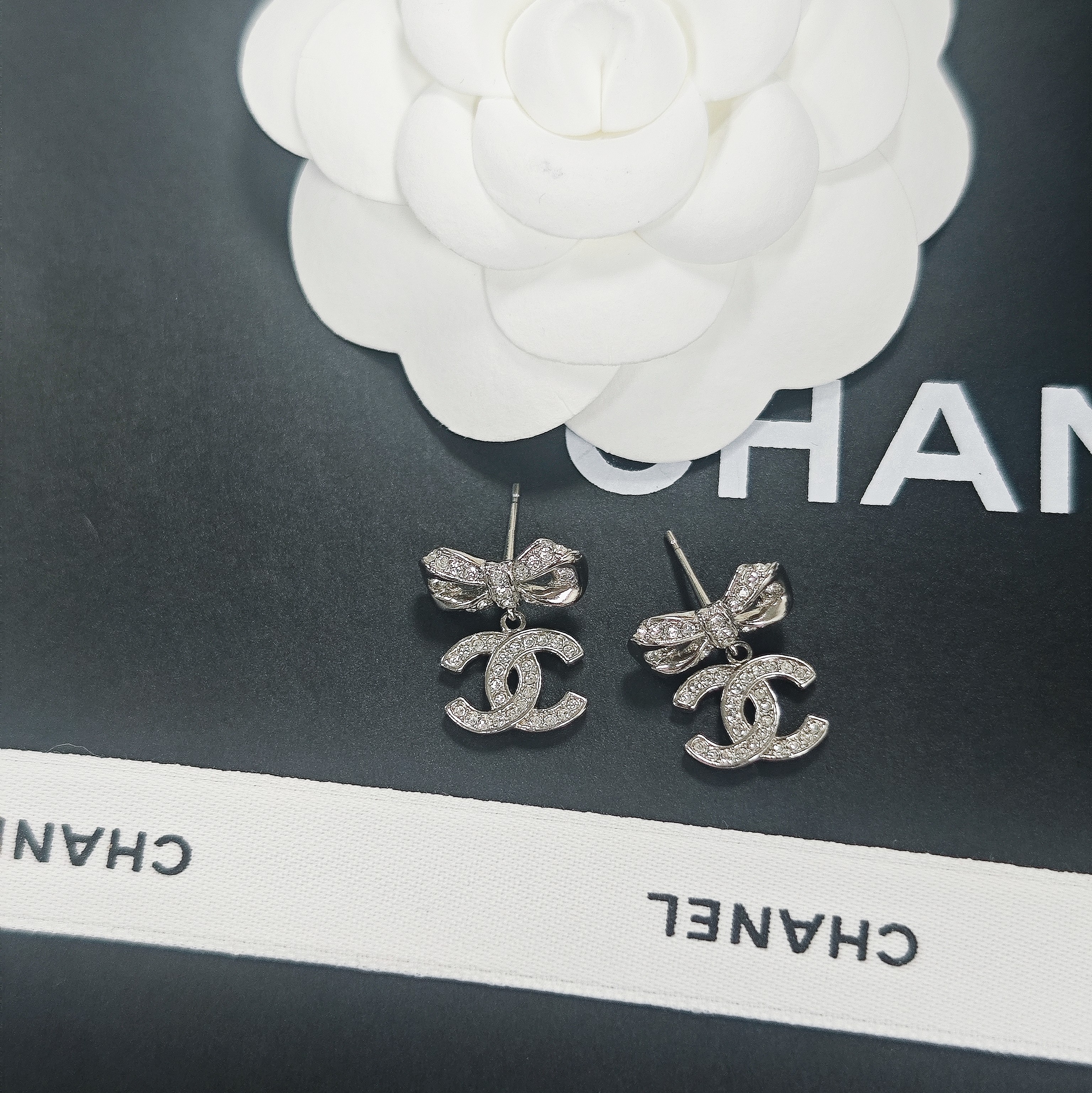 全新未使用 Chanel/香奈儿 耳环时尚百搭满钻蝴蝶结