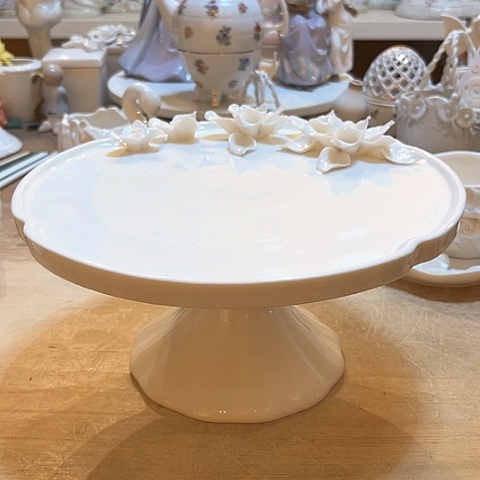 白瓷捏花平板盘子带脚跟