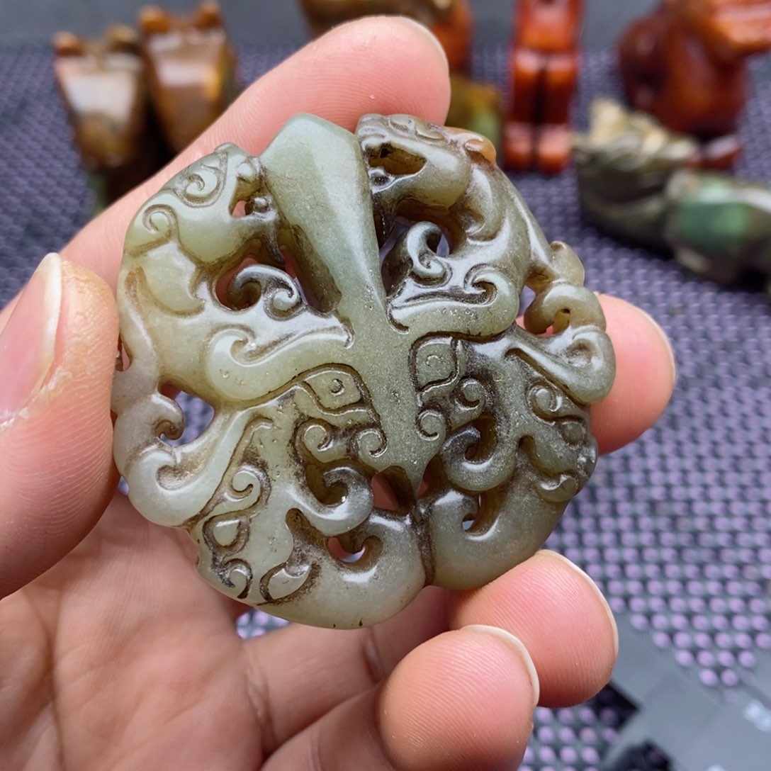 蛇纹石玉颈饰未镶嵌