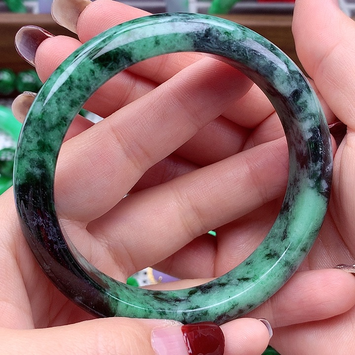 翡翠手镯未镶嵌翡翠