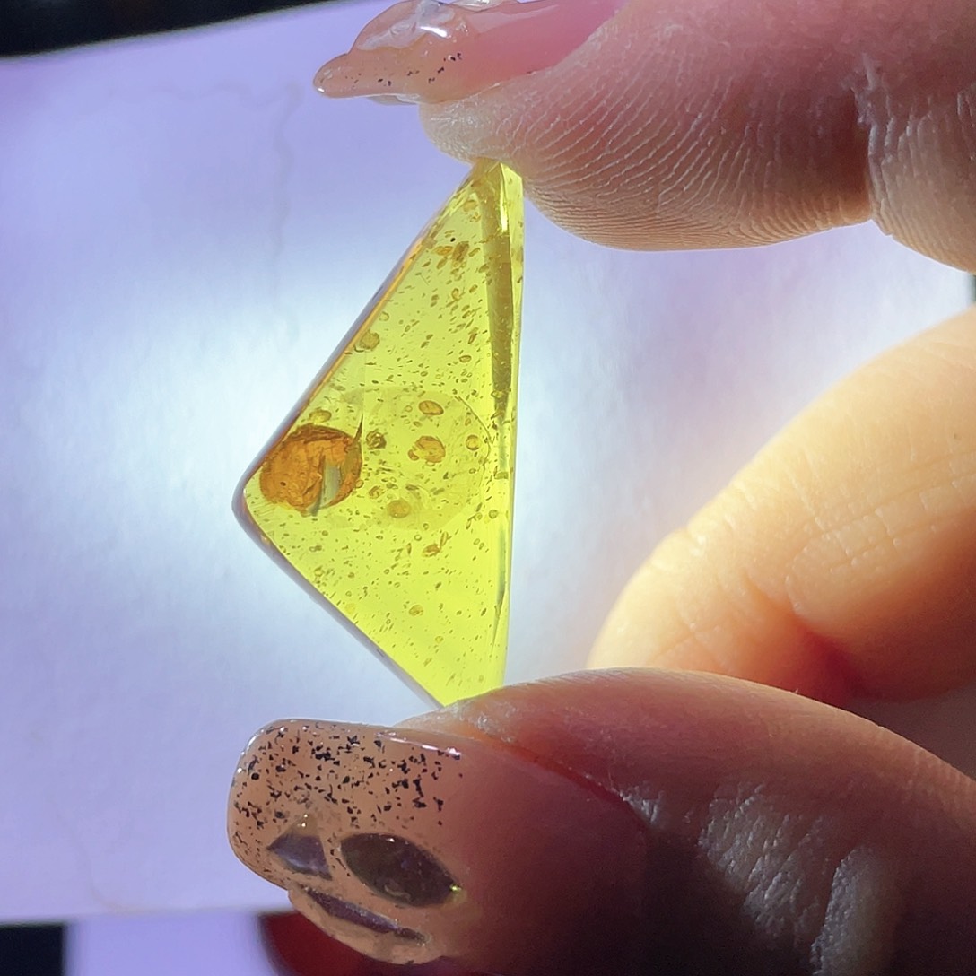 琥珀裸石未镶嵌。