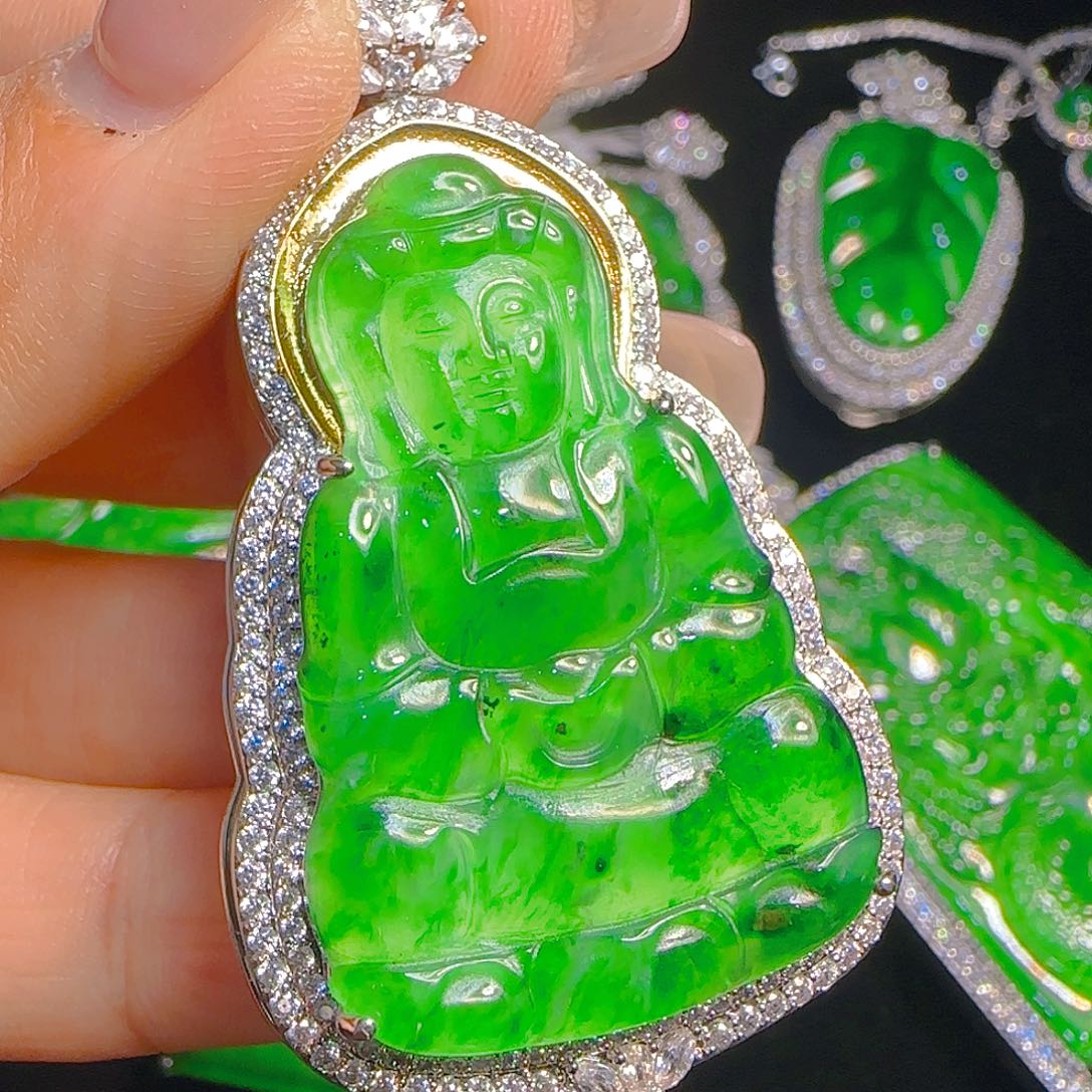 翡翠吊坠(赠链)未镶嵌