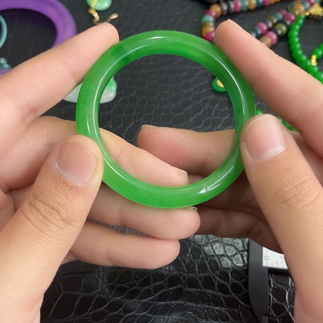 翡翠手镯未镶嵌多样性