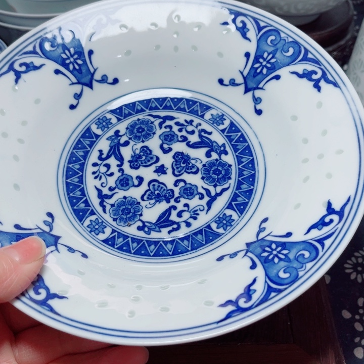 青花玲珑8寸折腰盘蝶恋花