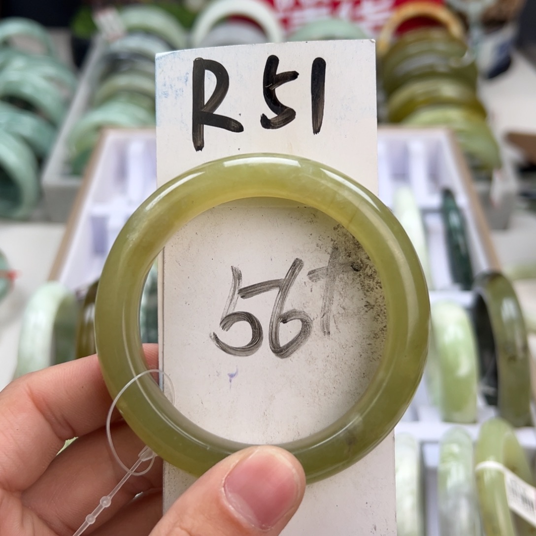 岫玉手镯未镶嵌天然岫玉微瑕，可以正常佩戴