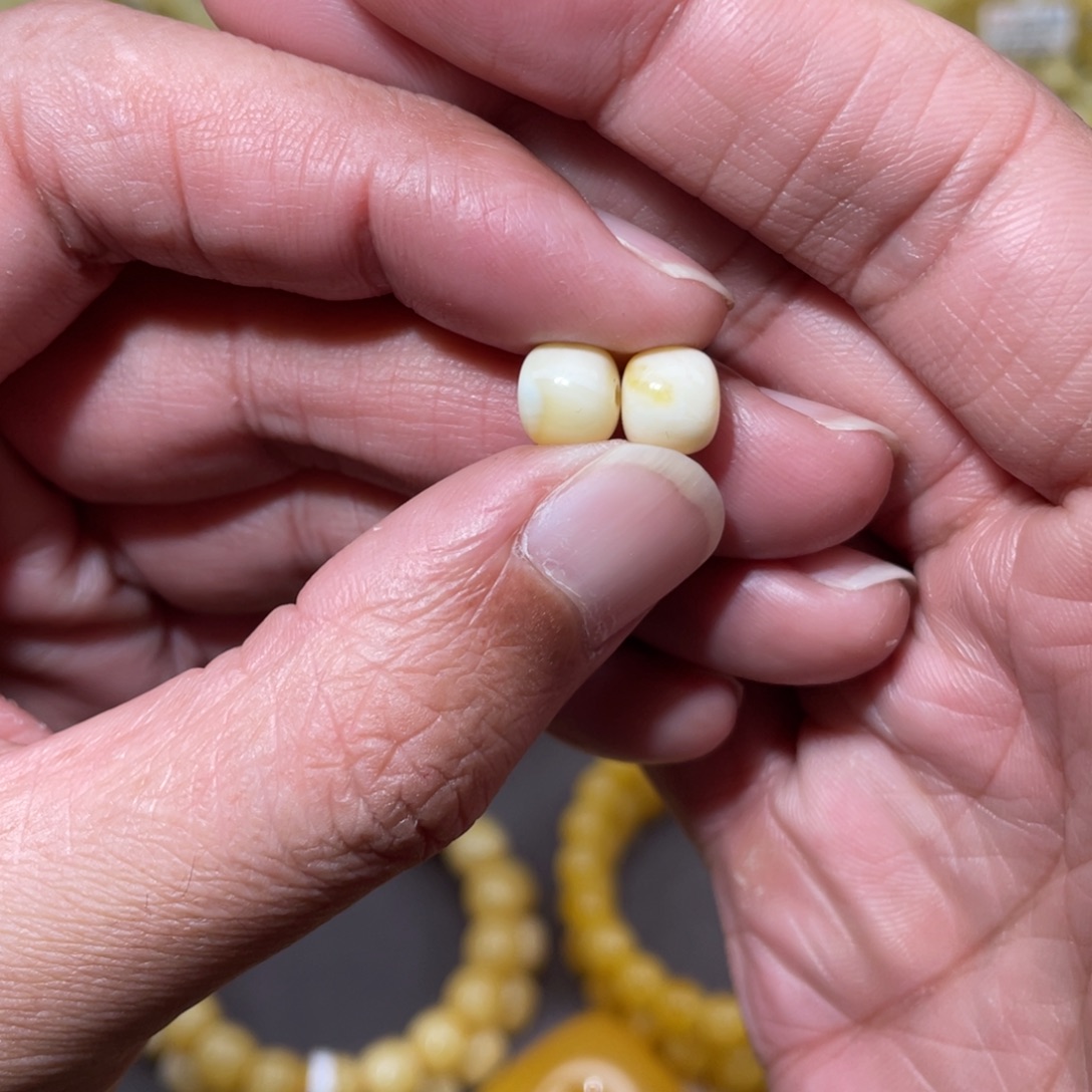 L***u蜜蜡未镶嵌珠宝奇石