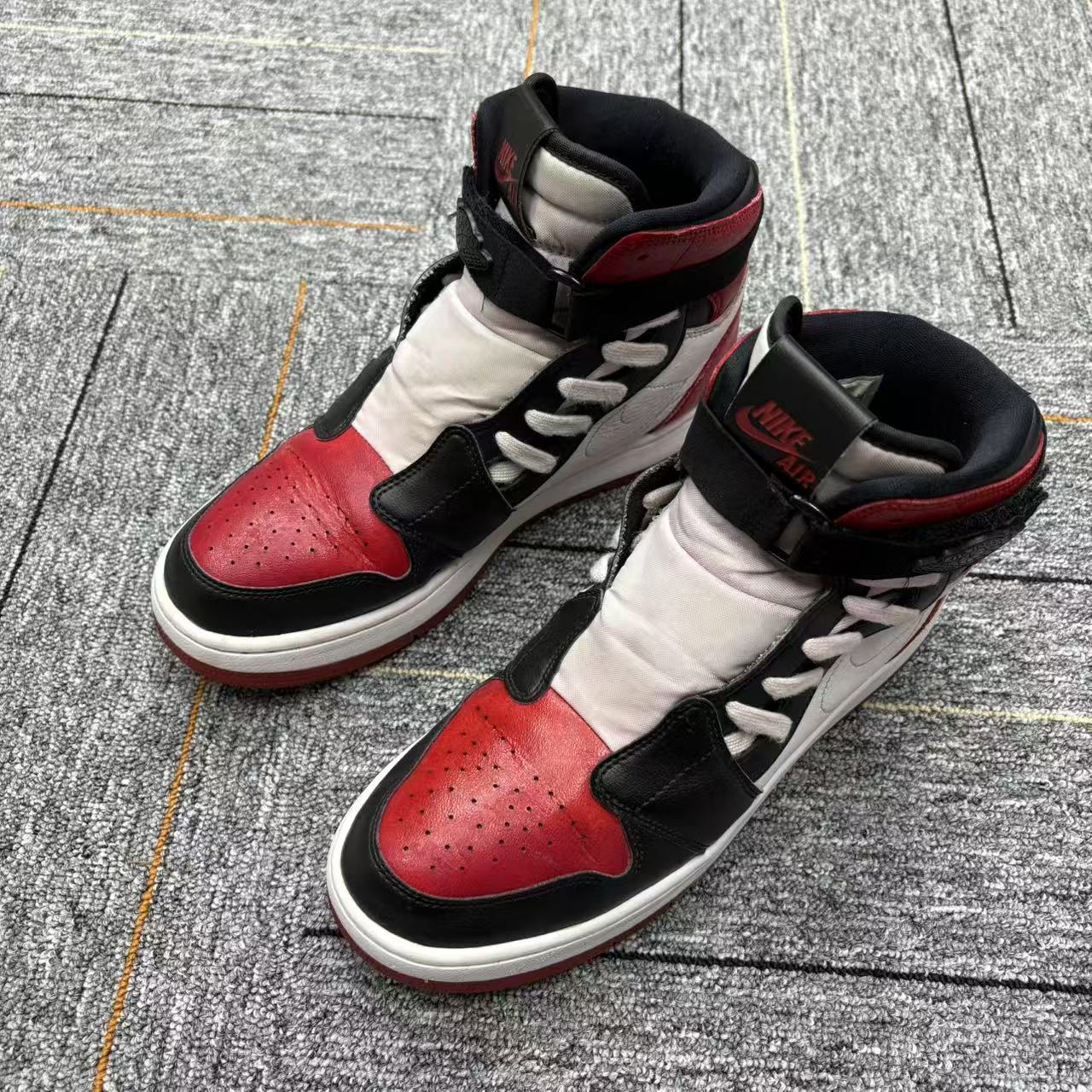 42码 轻微串色 AJ1 黑红脚趾 复古蓝球鞋/参考价739