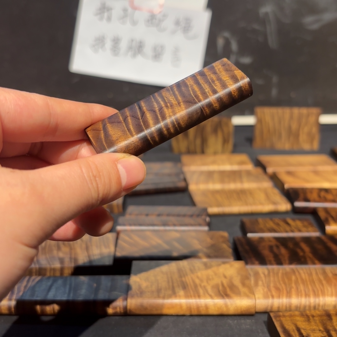 依***8金丝楠木无事牌一个