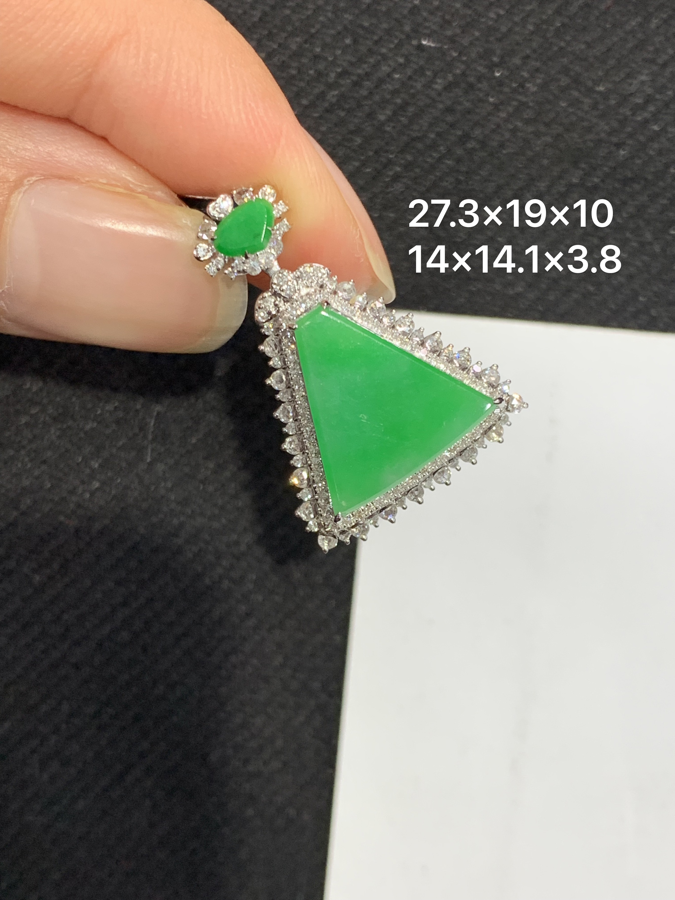 18K金镶嵌天然缅甸翡翠阳绿无事牌吊坠