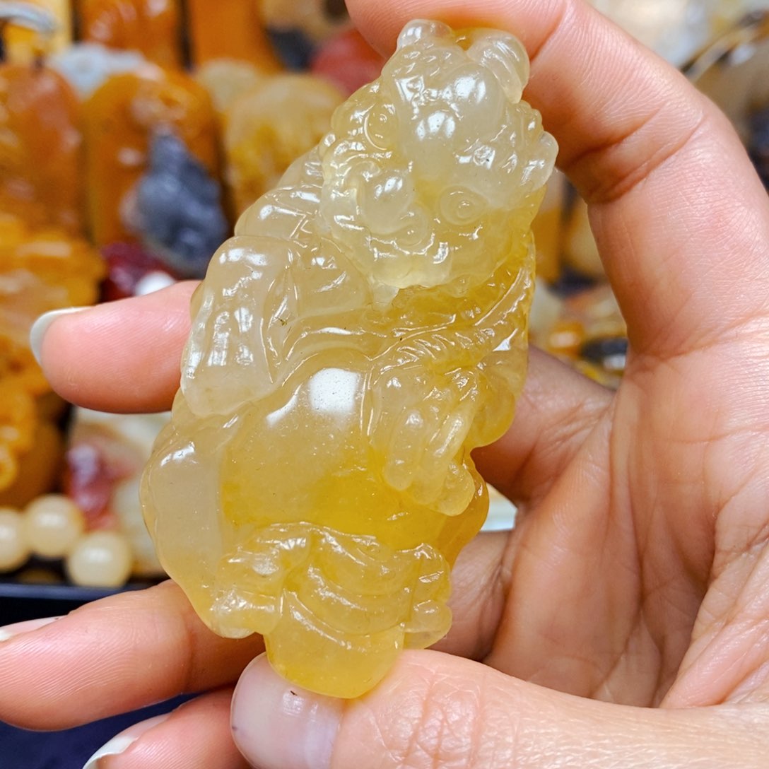 石英质玉（黄龙玉）颈饰未镶嵌