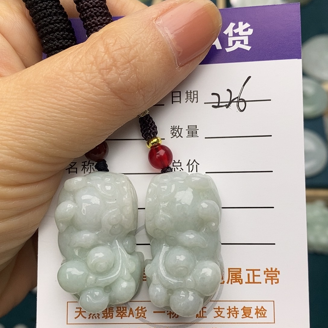 翡翠未镶嵌颈饰貔貅