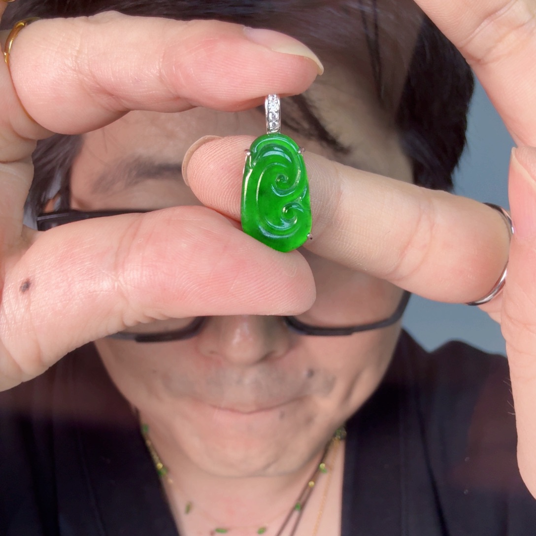 翡翠未镶嵌颈饰一件