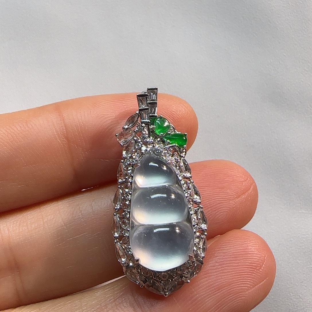 翡翠18K金镶嵌颈饰福豆