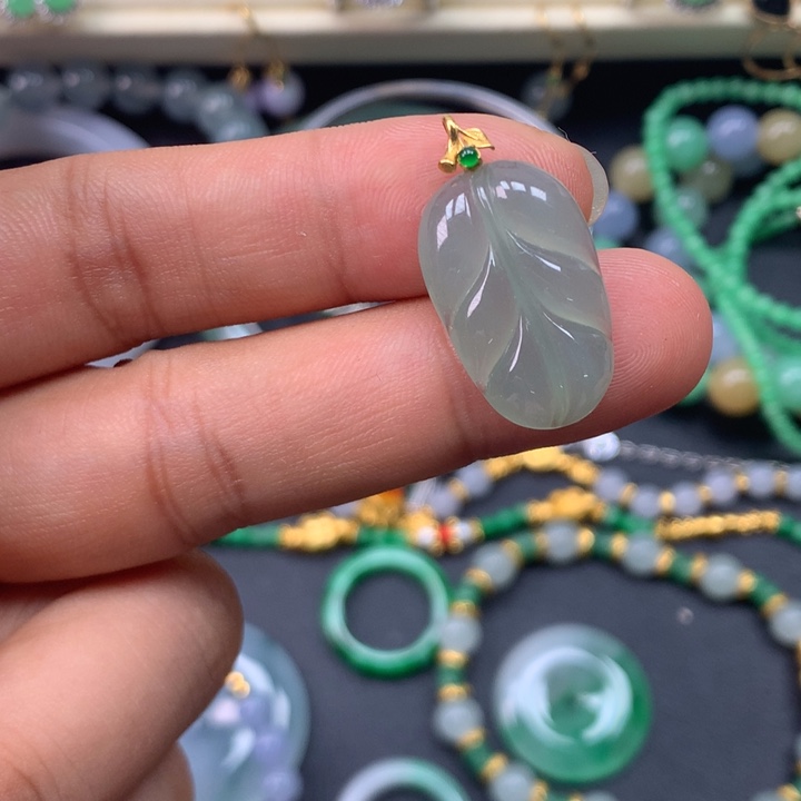 翡翠18K金镶嵌颈饰树叶