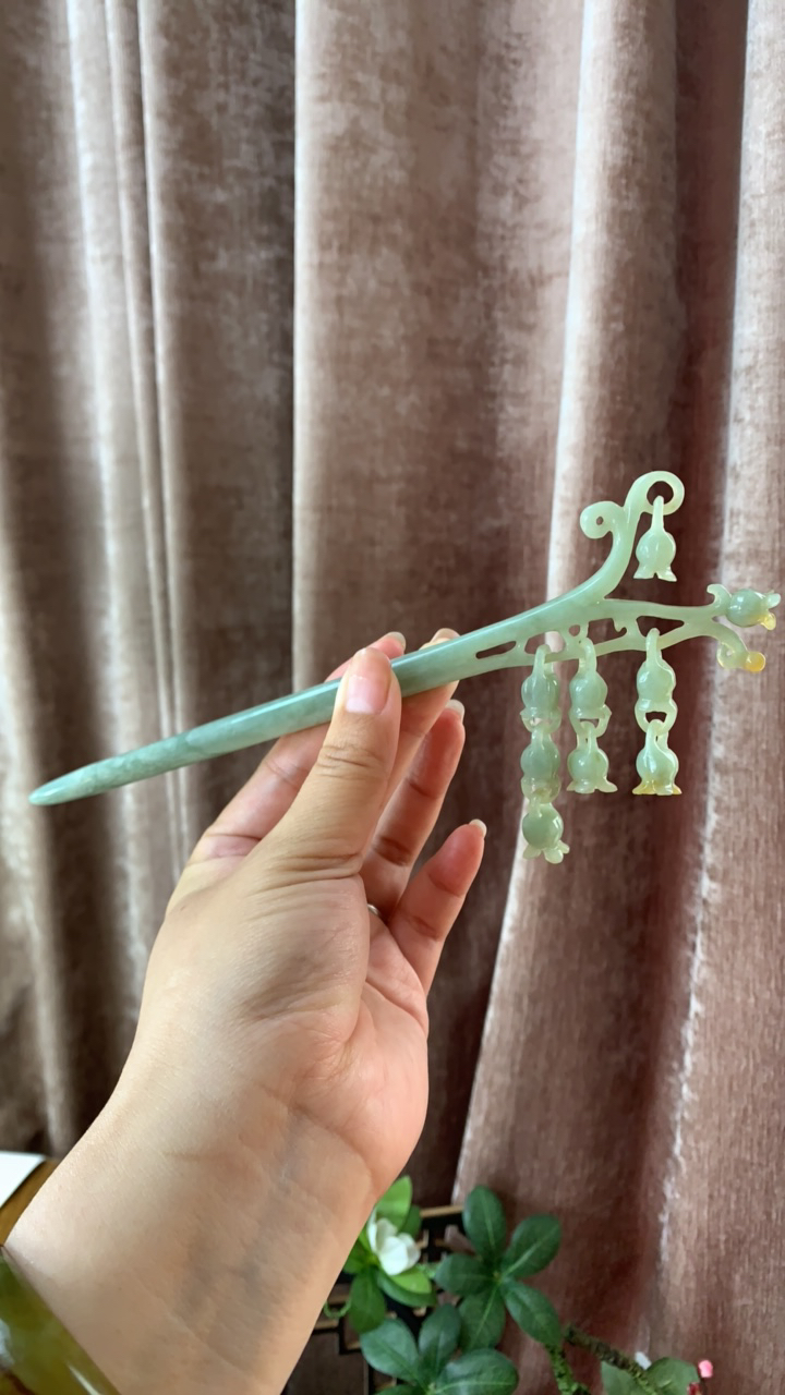 岫玉～铃兰发簪。料子细腻温润颜色蓝色。雕刻立体灵动。