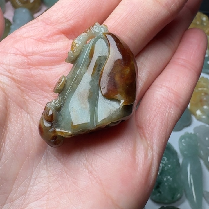 翡翠未镶嵌颈饰呱呱来财