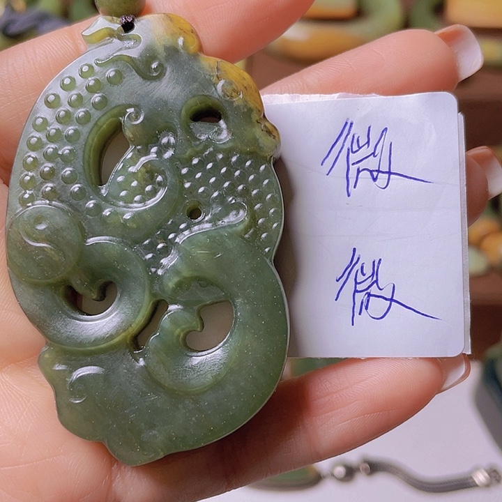 未镶嵌岫岩河磨玉（透闪石质玉）挂件