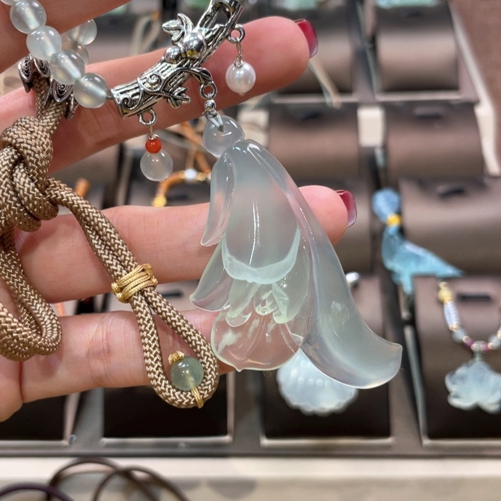 蛇纹石玉颈饰未镶嵌