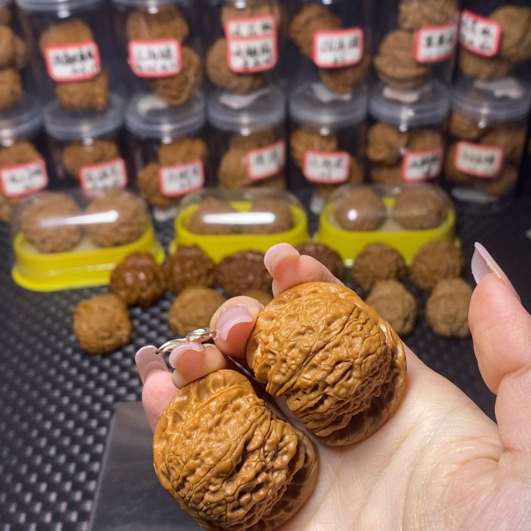 文玩核桃吊坠血麒麟41.5