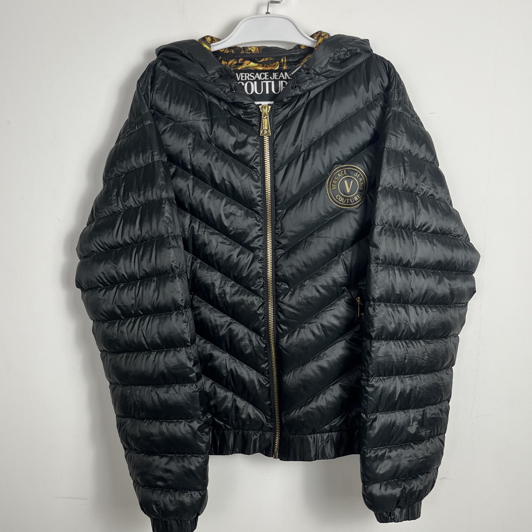 99新 VERSACE/范思哲 范思哲胸口胶牌羽绒服/M码