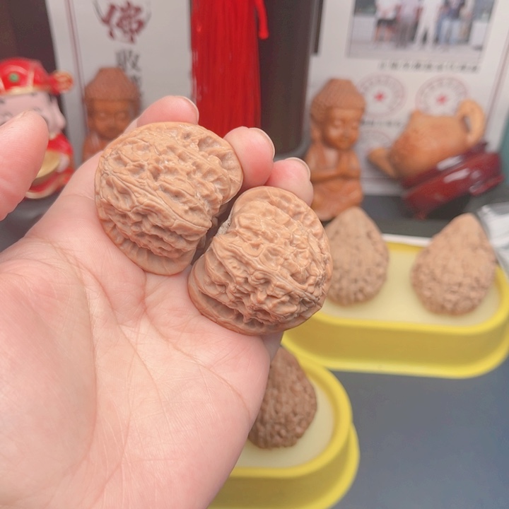 文玩核桃吊坠白狮子