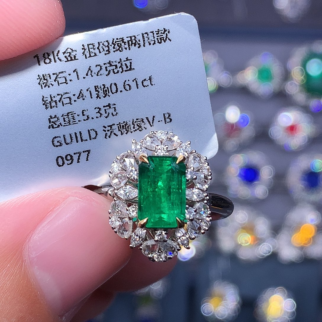 18K金镶嵌祖母绿戒指