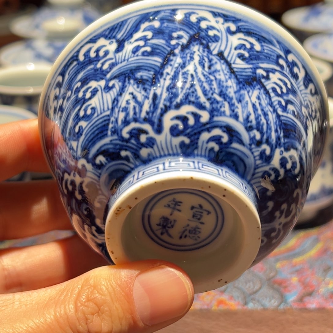 杯青花江崖海水纹压手杯口径约9.5厘米