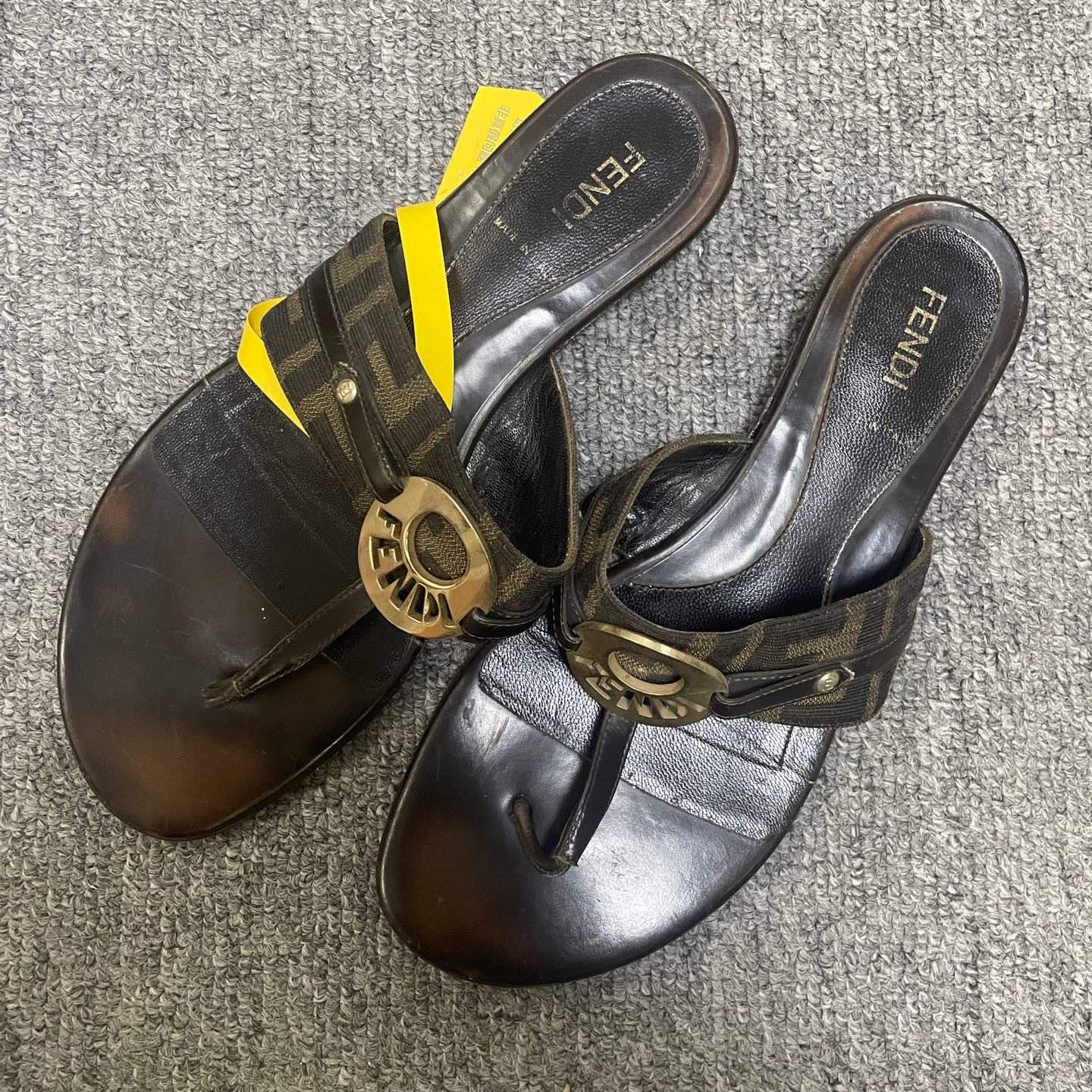 95新 FENDI/芬迪 徽标夹趾拖鞋  36码/11953