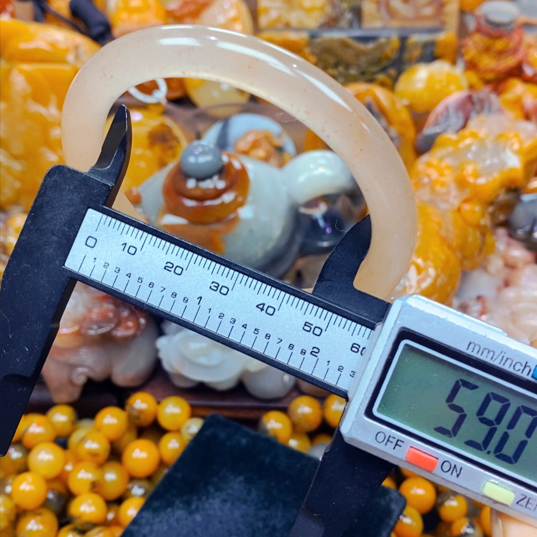 未镶嵌石英质玉（黄龙玉）颈饰