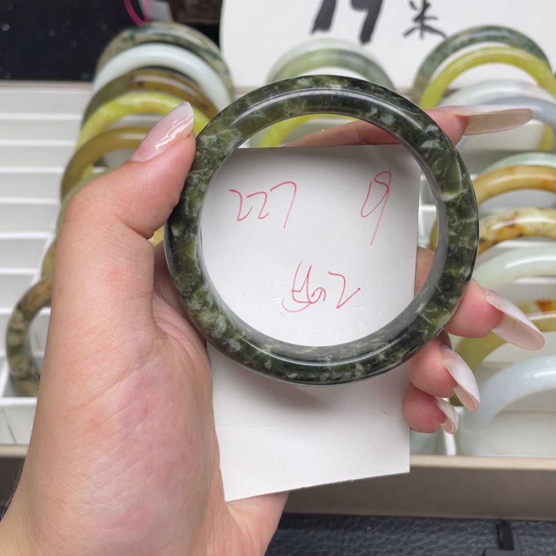 蛇纹石玉未镶嵌手镯