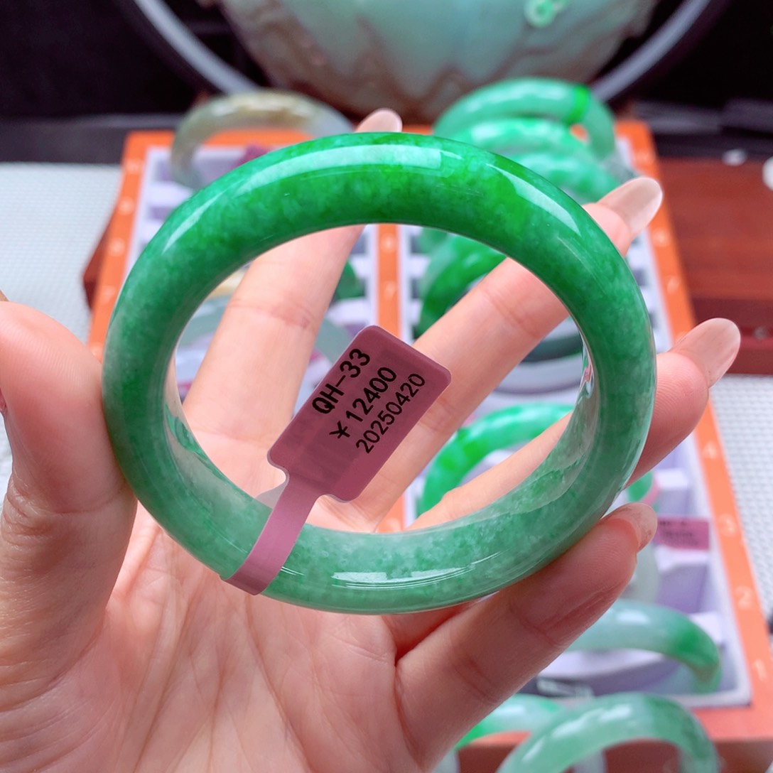 翡翠手镯未镶嵌翡翠