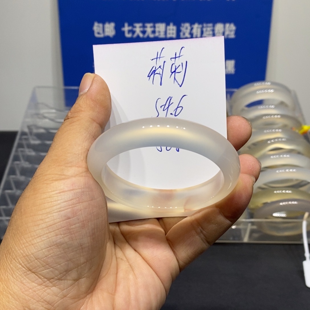 莉****玛瑙/玉髓未镶嵌手镯
