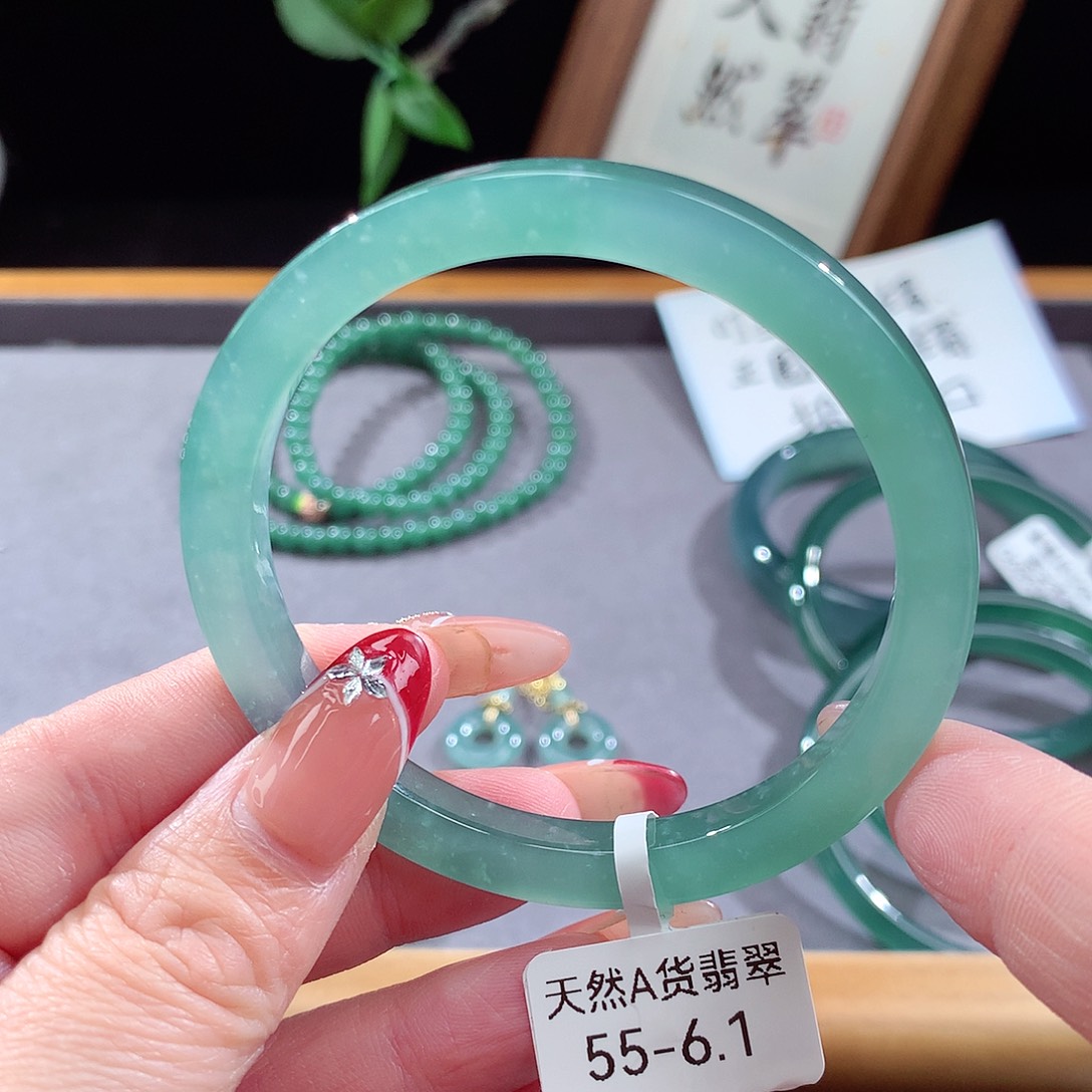 翡翠手镯（圆镯）未镶嵌