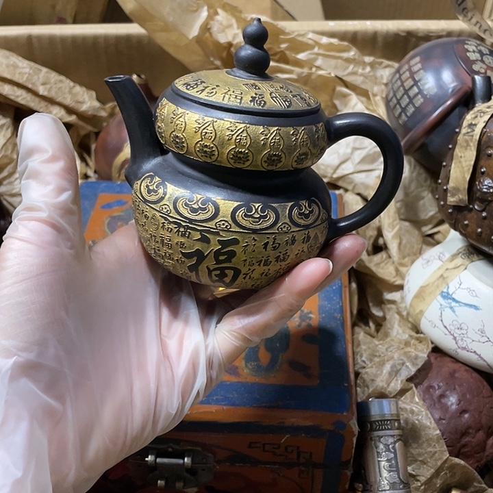 紫砂茶壶原矿泥料纯手工制作的一把紫砂壶。