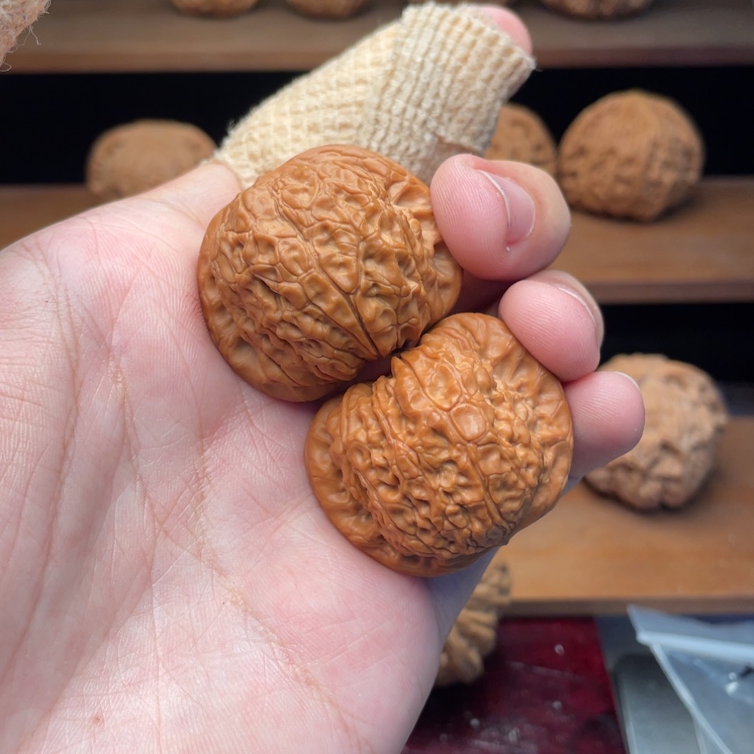 文玩核桃把件37.8边肚红皮血麒麟