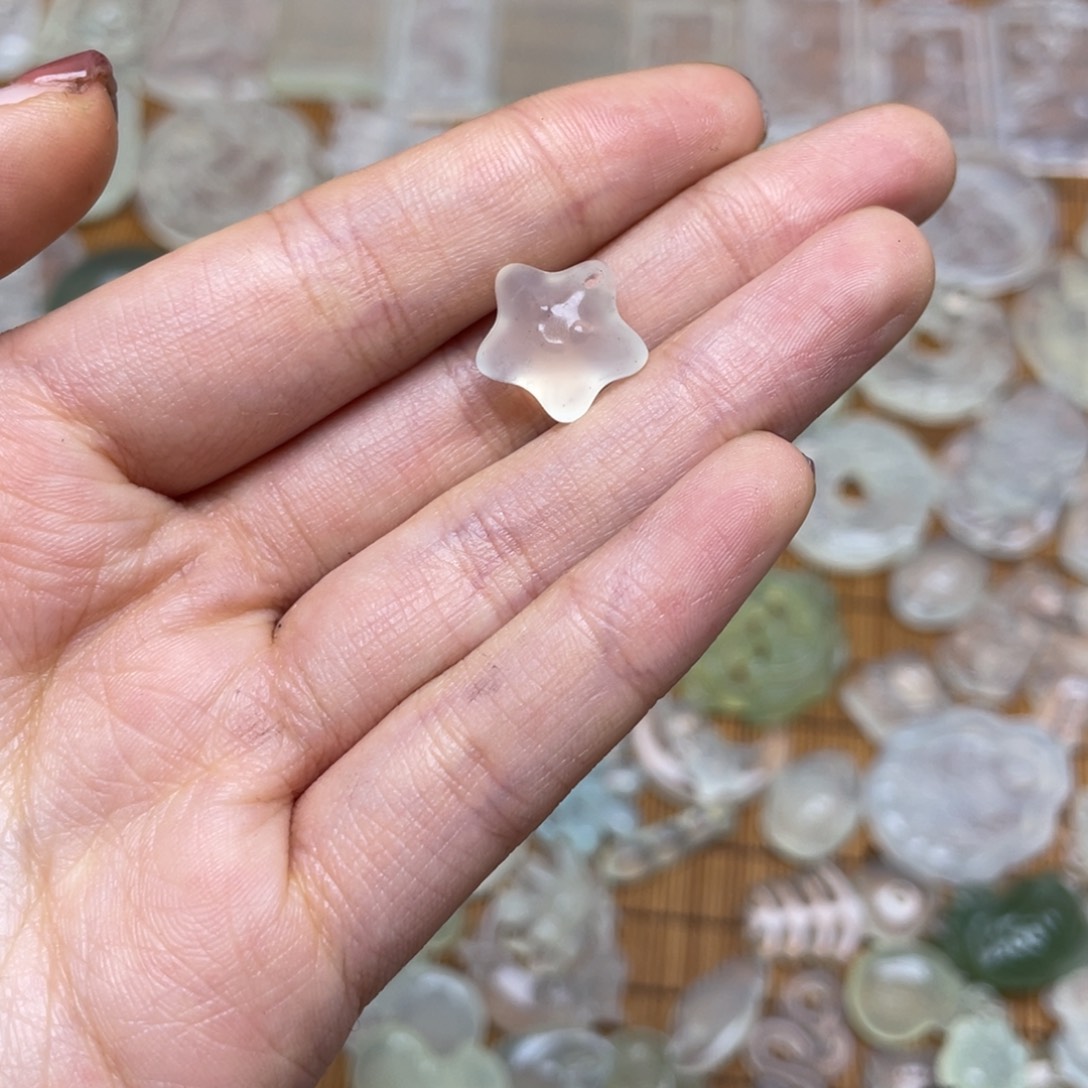 未镶嵌蛇纹石玉颈饰褆*