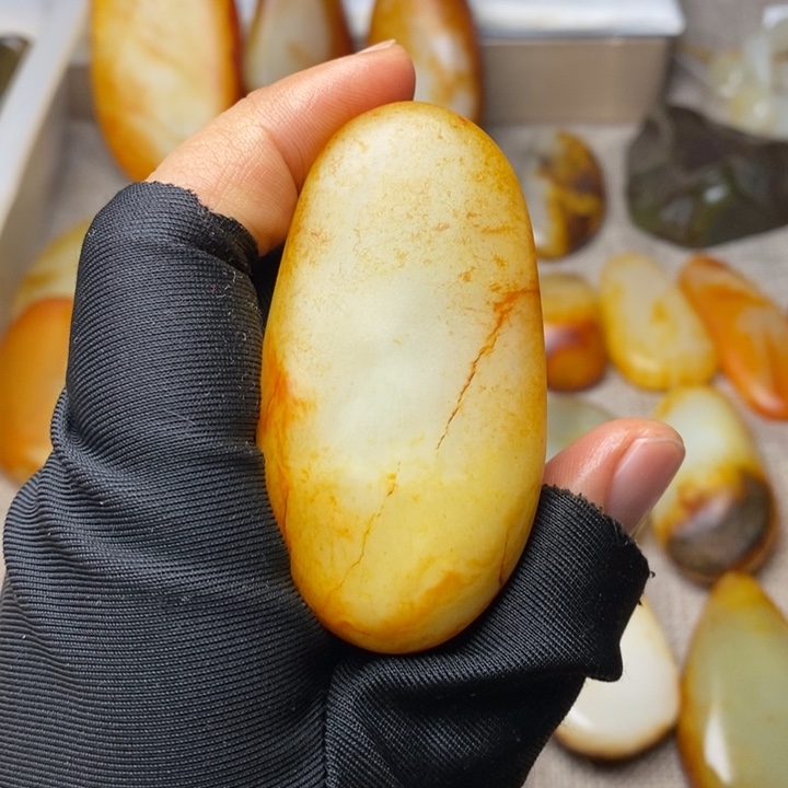 和田玉未镶嵌把件